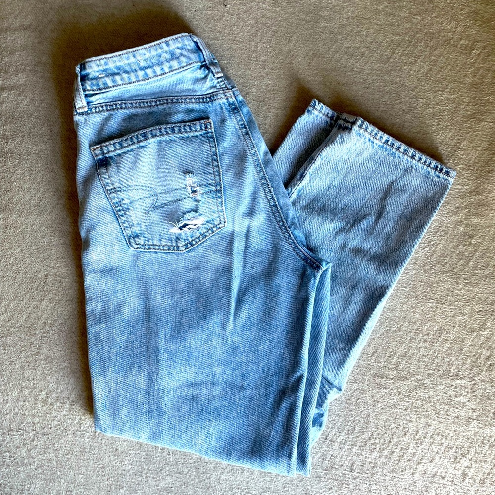 American Eagle Size 4 Straight Mom Jeans